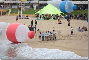 Voluntarios de Greenpeace realizan una limpieza y auditoria de plasticos en las playas de Viña del Mar.