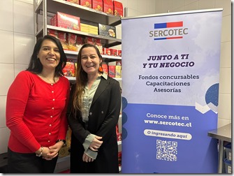 Gerenta general de Sercotec María José Becerra, junto a la empresaria Liliana Maier, de Lilis Dulceria, beneficiaria que exporta sus alfajores de papaya a Estados Unidos